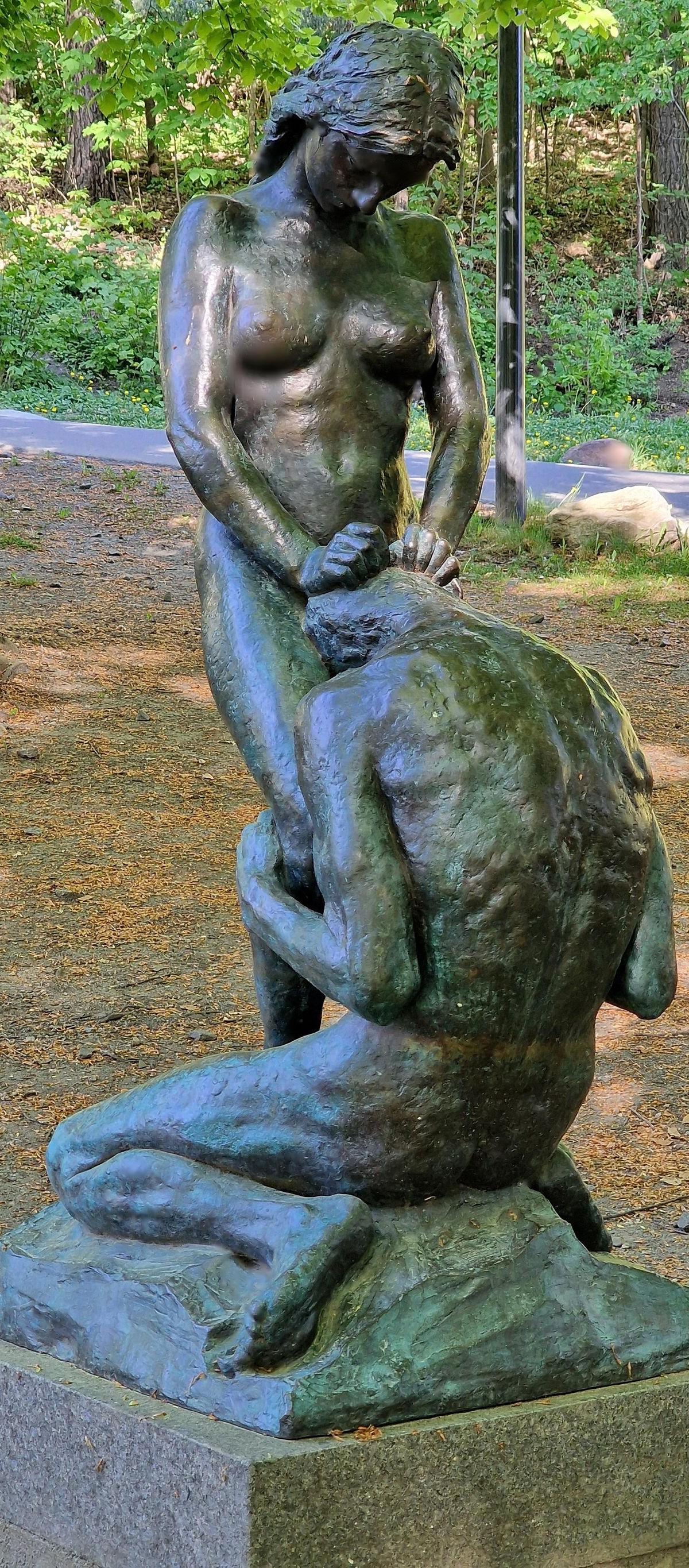 Cariatide tombée à l’urne